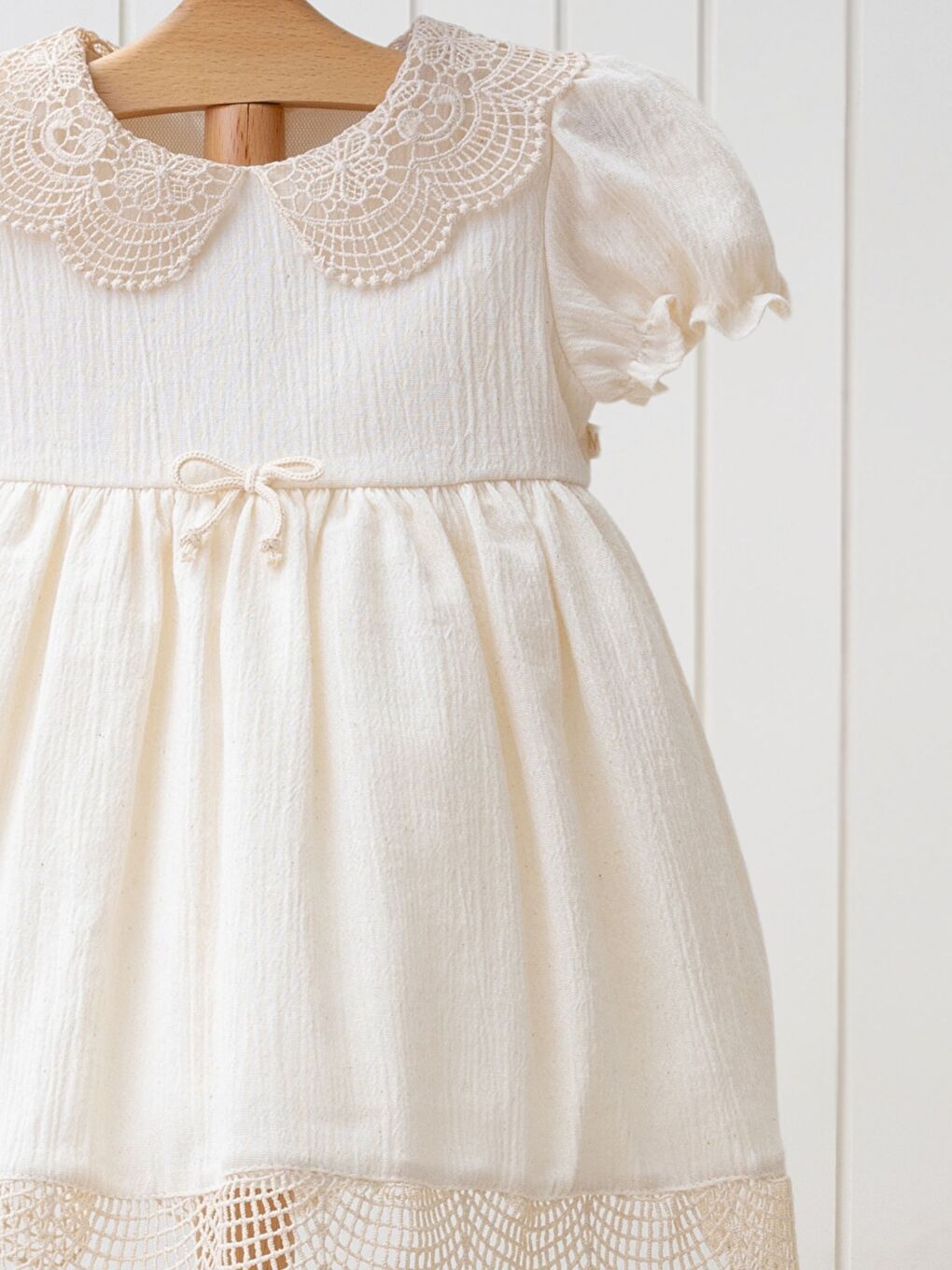 Bej Bebe Yaka Kısa Kollu Dantel Detaylı Kız Bebek Elbise-2
