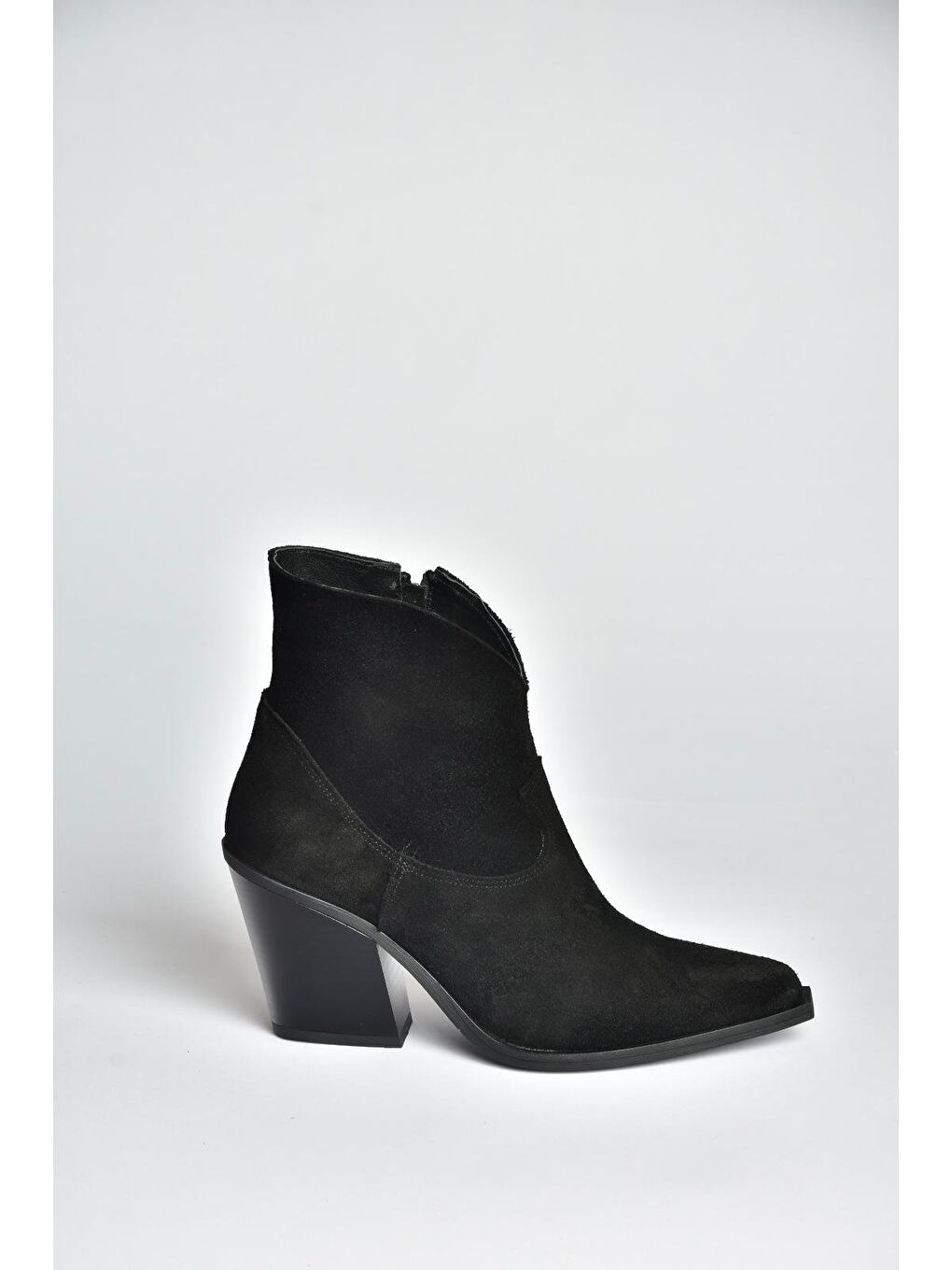 Siyah Kadın Bot V654081902