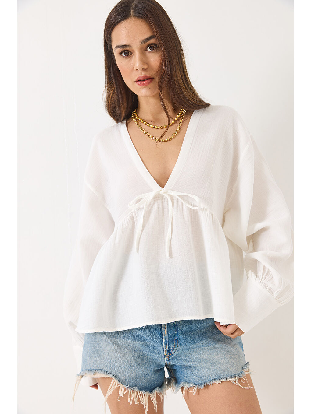 Beyaz Kadın V Yaka Bağlama Detaylı Müslin Bluz-2