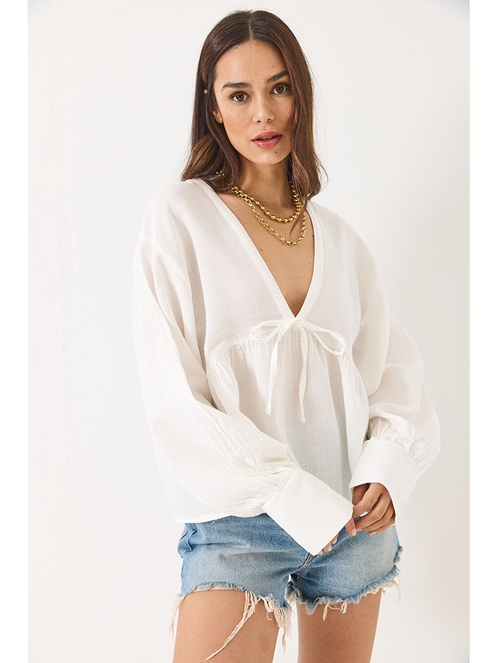 Beyaz Kadın V Yaka Bağlama Detaylı Müslin Bluz-3