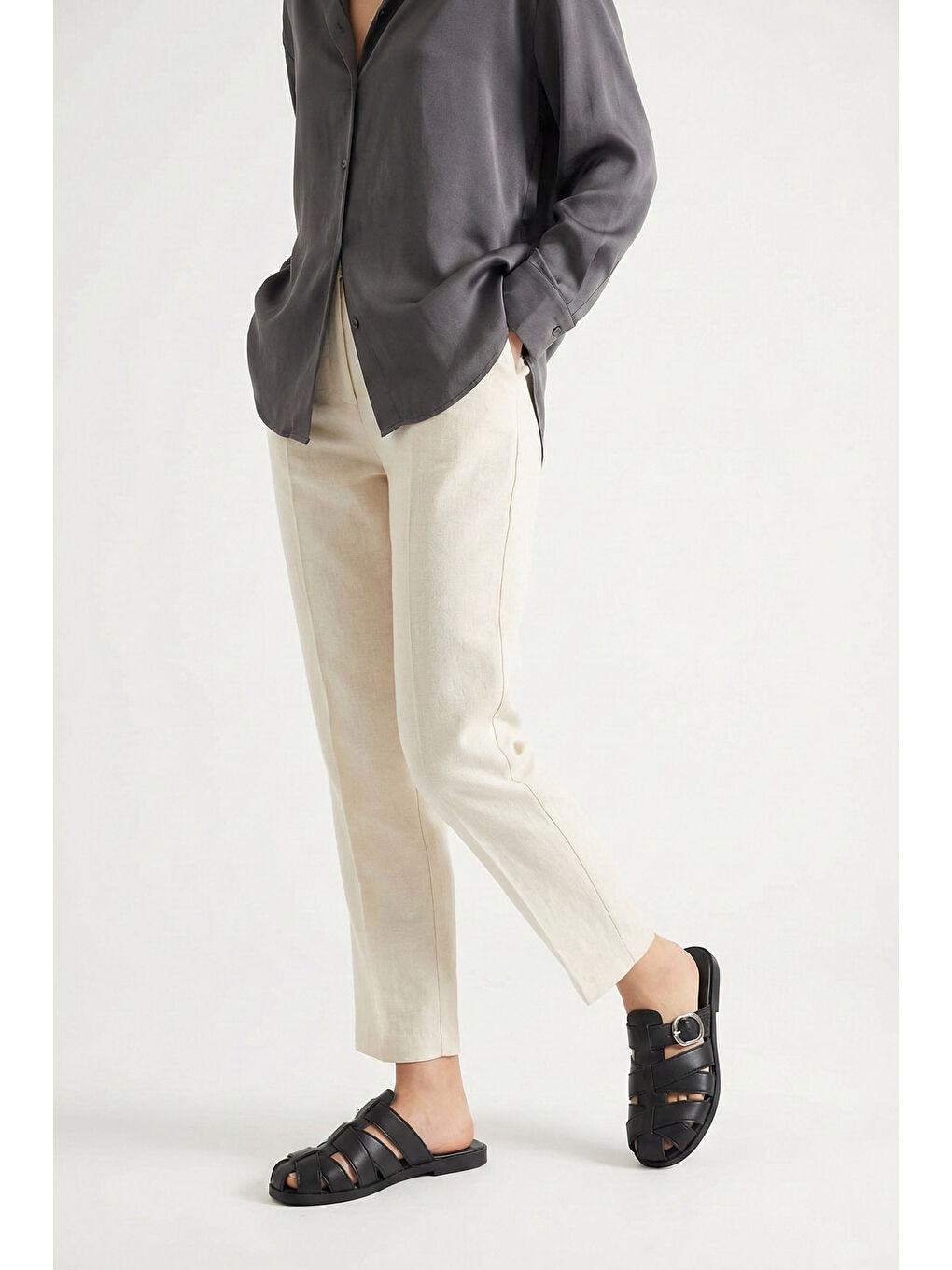 Siyah Kadın SİYAH Bantlı Burnu Kapalı Terlik-2