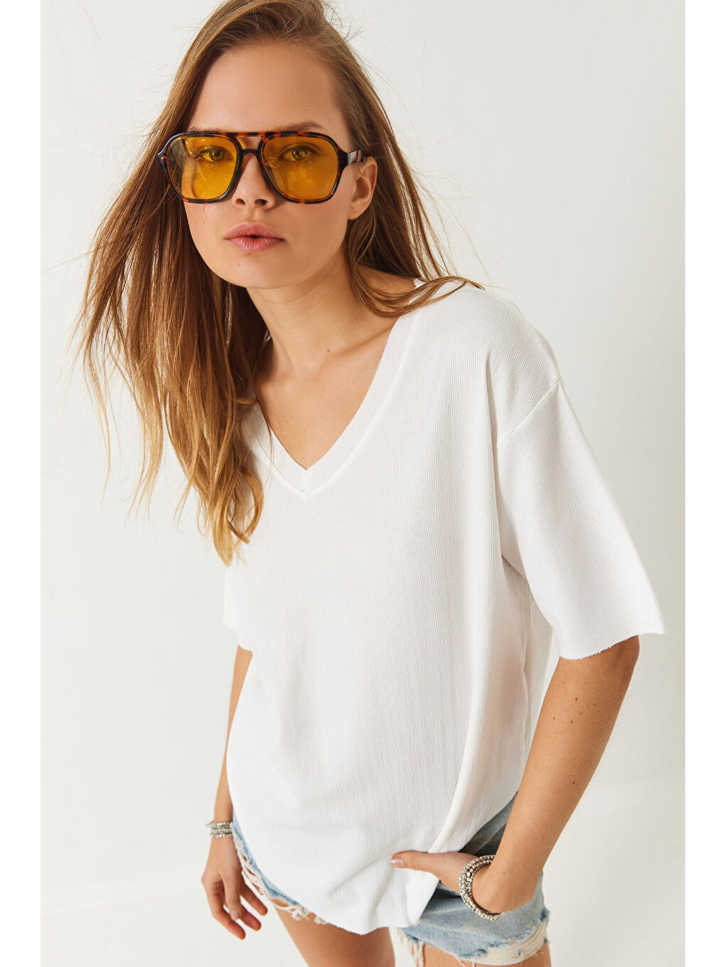 Ekru Kadın V Yaka Oval Kesim Bürümcük Basic T-Shirt