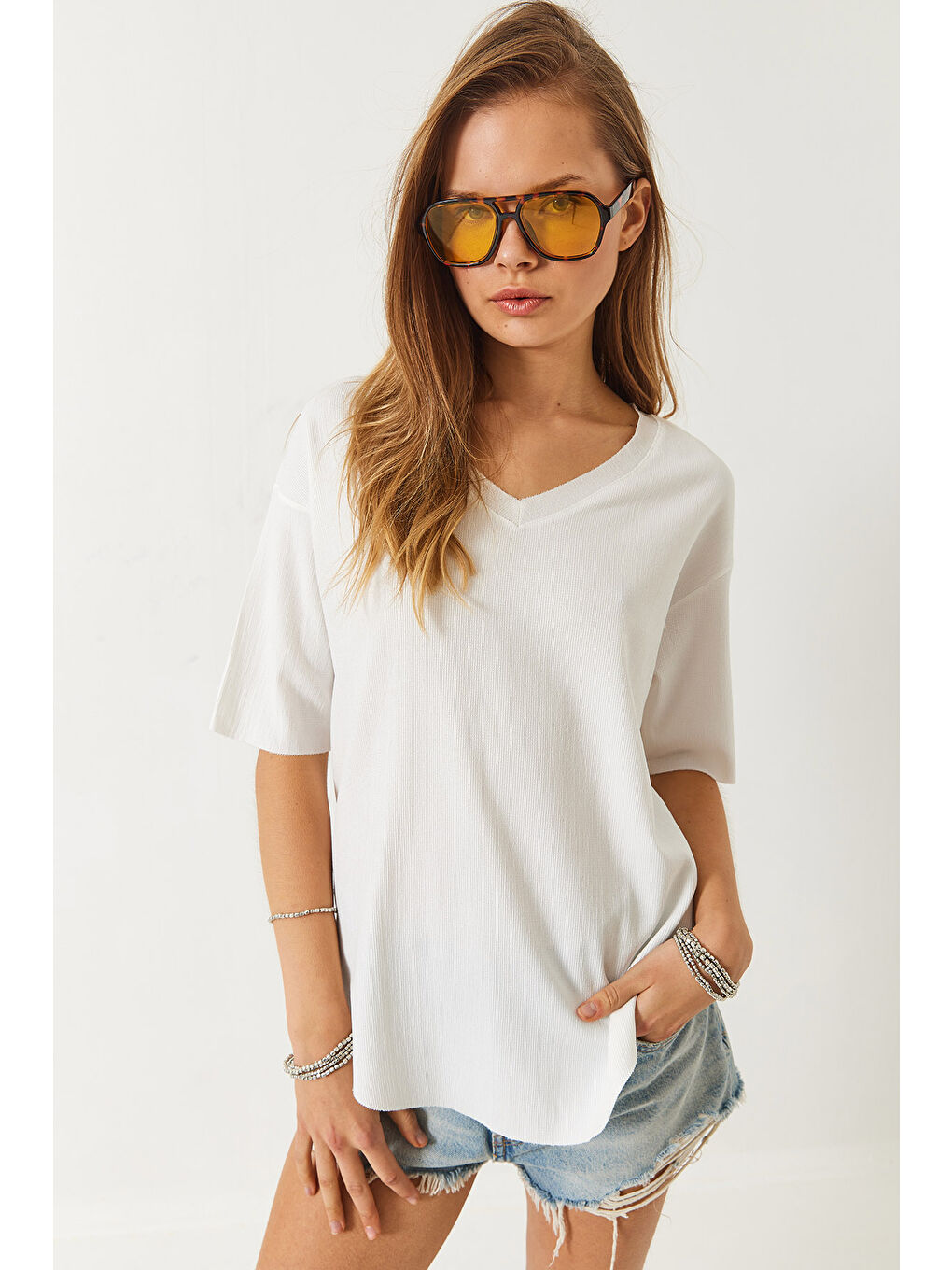 Ekru Kadın V Yaka Oval Kesim Bürümcük Basic T-Shirt-1