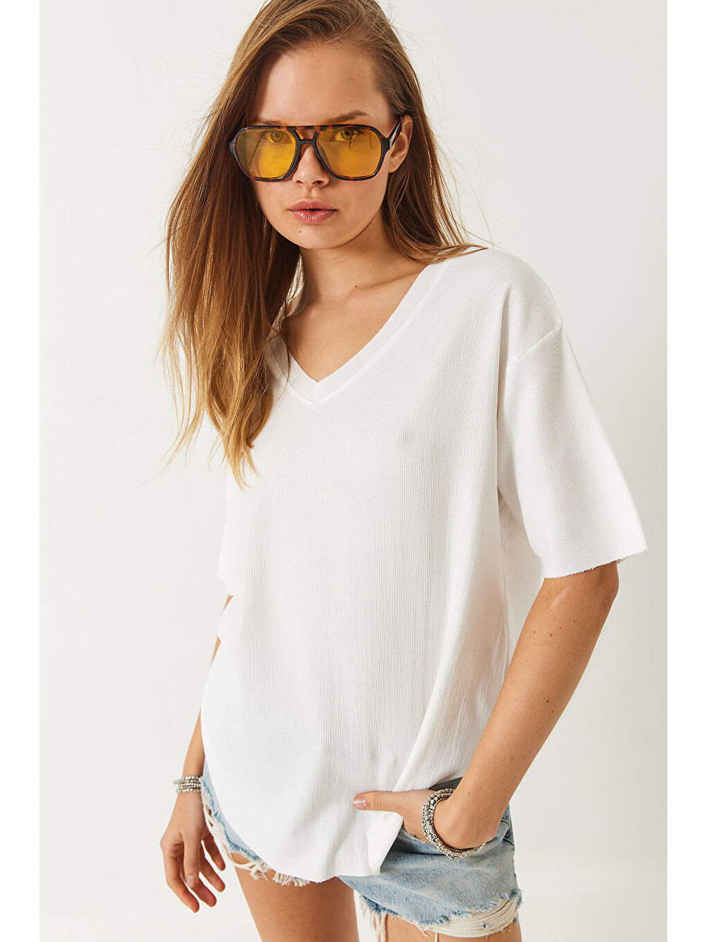 Ekru Kadın V Yaka Oval Kesim Bürümcük Basic T-Shirt-2