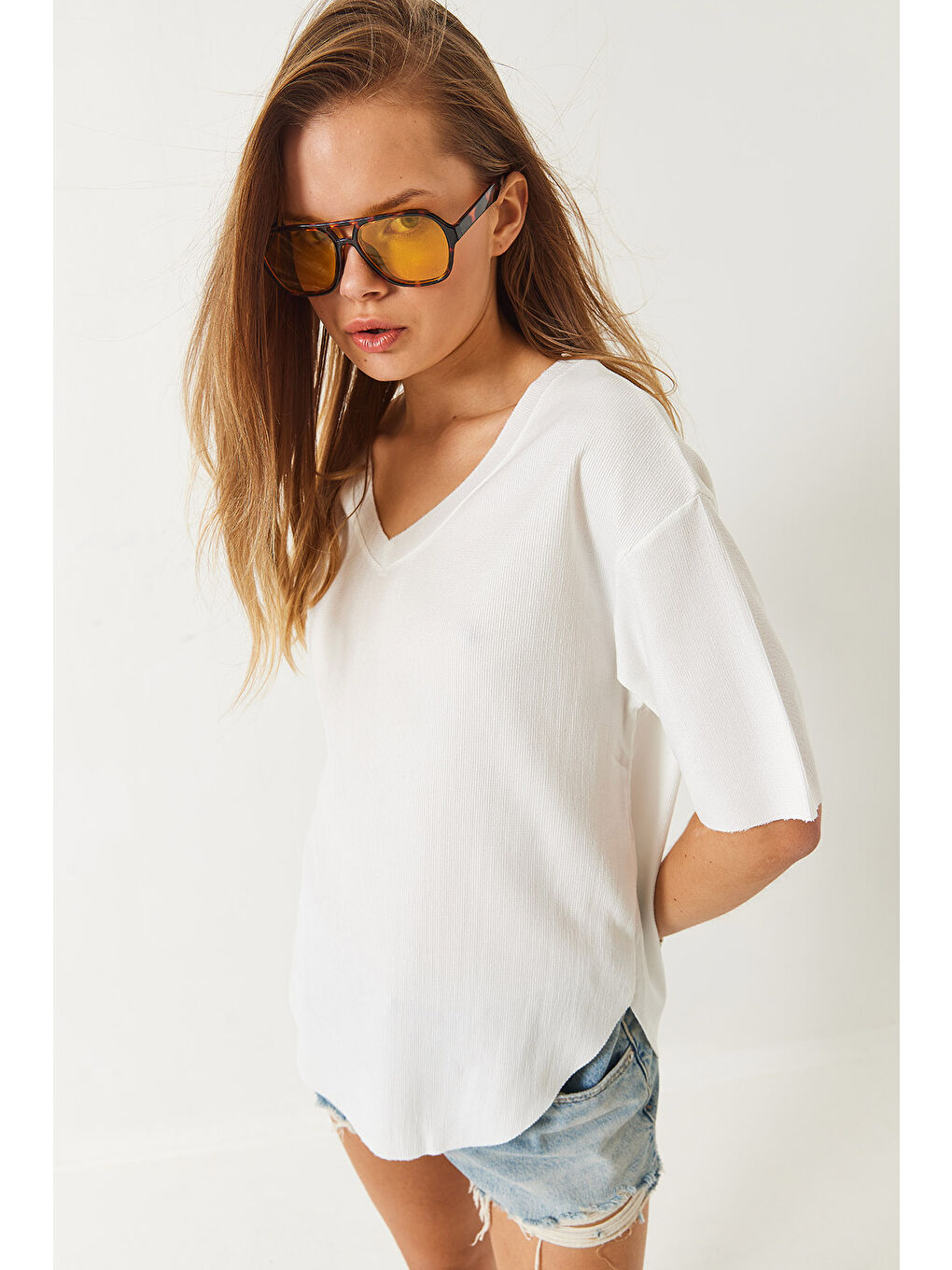 Ekru Kadın V Yaka Oval Kesim Bürümcük Basic T-Shirt-3