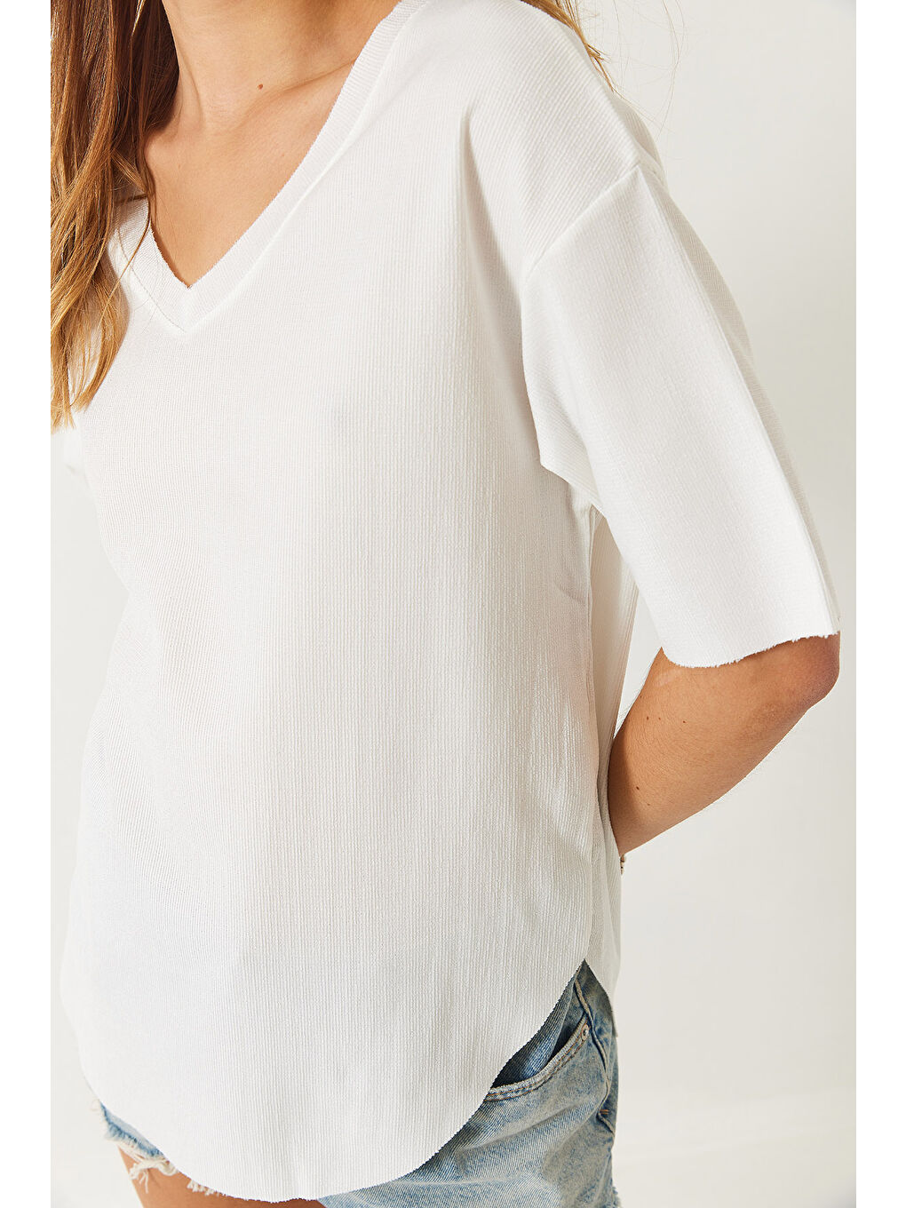 Ekru Kadın V Yaka Oval Kesim Bürümcük Basic T-Shirt-4