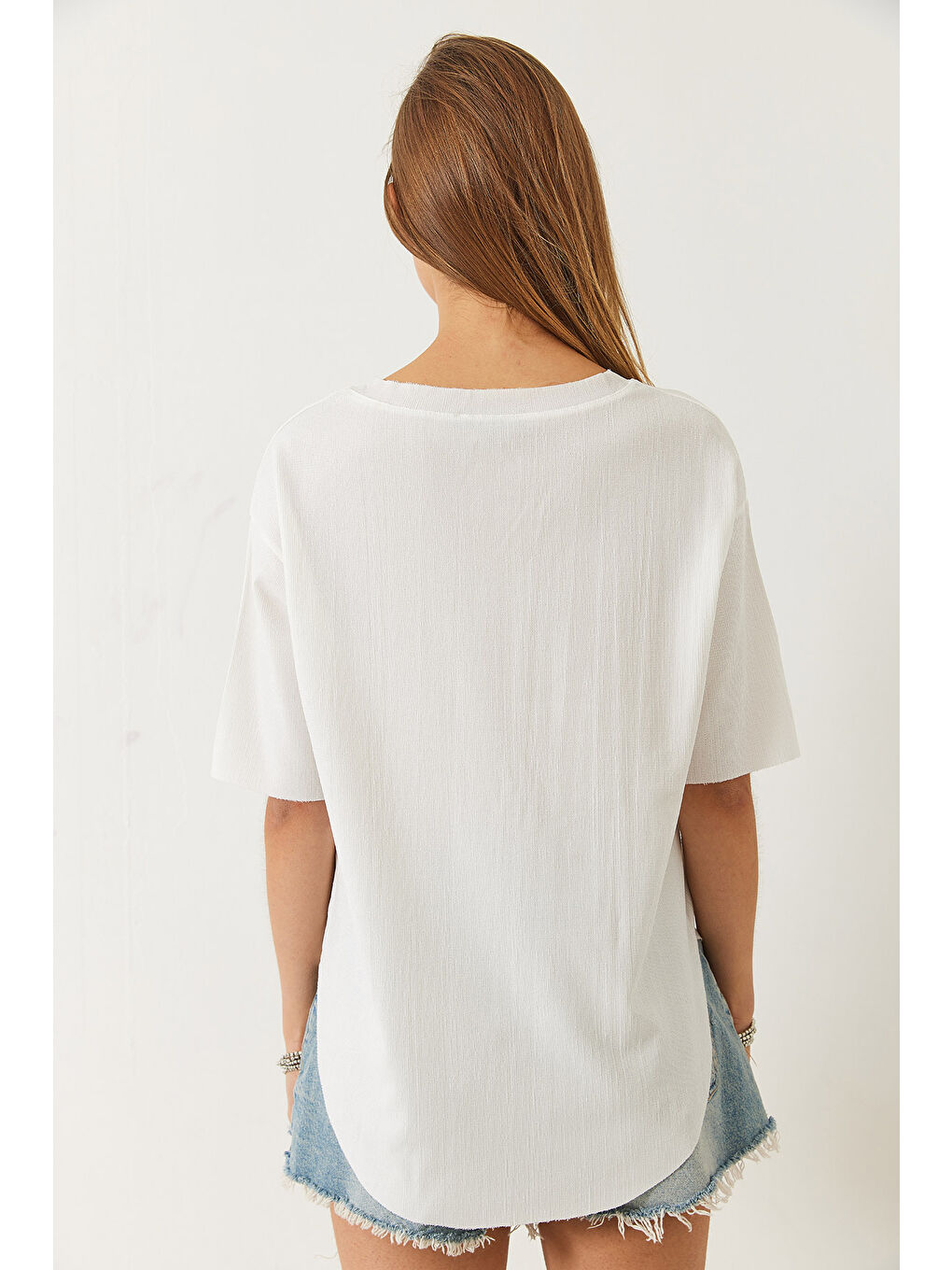 Ekru Kadın V Yaka Oval Kesim Bürümcük Basic T-Shirt-5