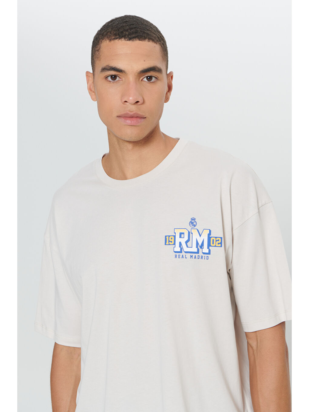 Erkek Açık Bej Real Madrid Lisanslı Oversize Fit Bol Kesim %100 Pamuk Bisiklet Yaka Tişört-4