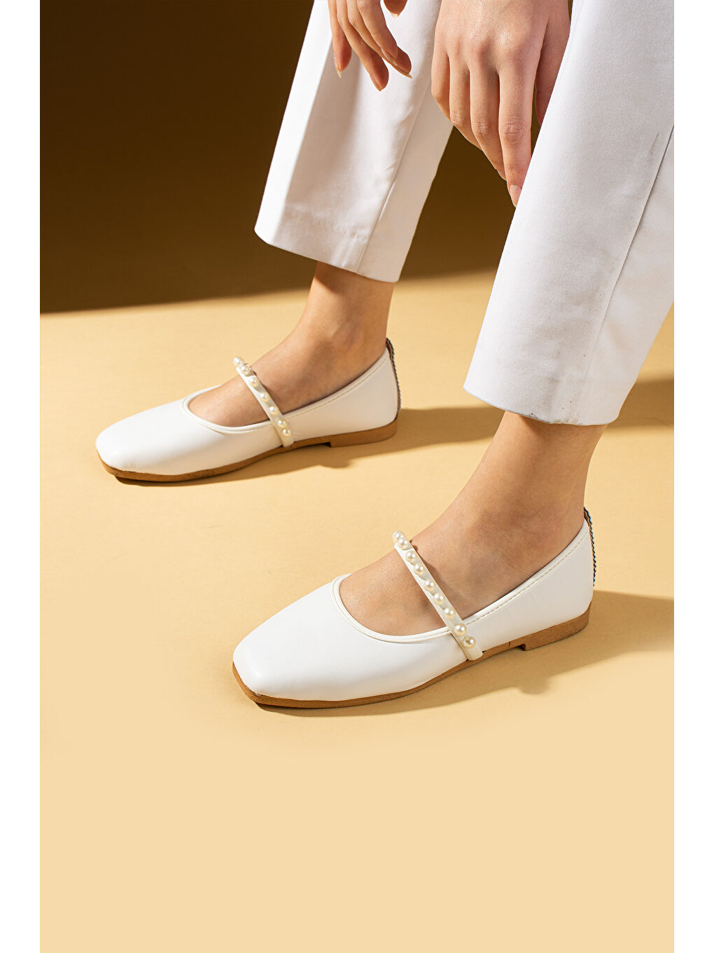 Beyaz Küt Burun İnci Detaylı Tek Bant Hafif Rahat Kalıp Kadın Babet 81-119-25