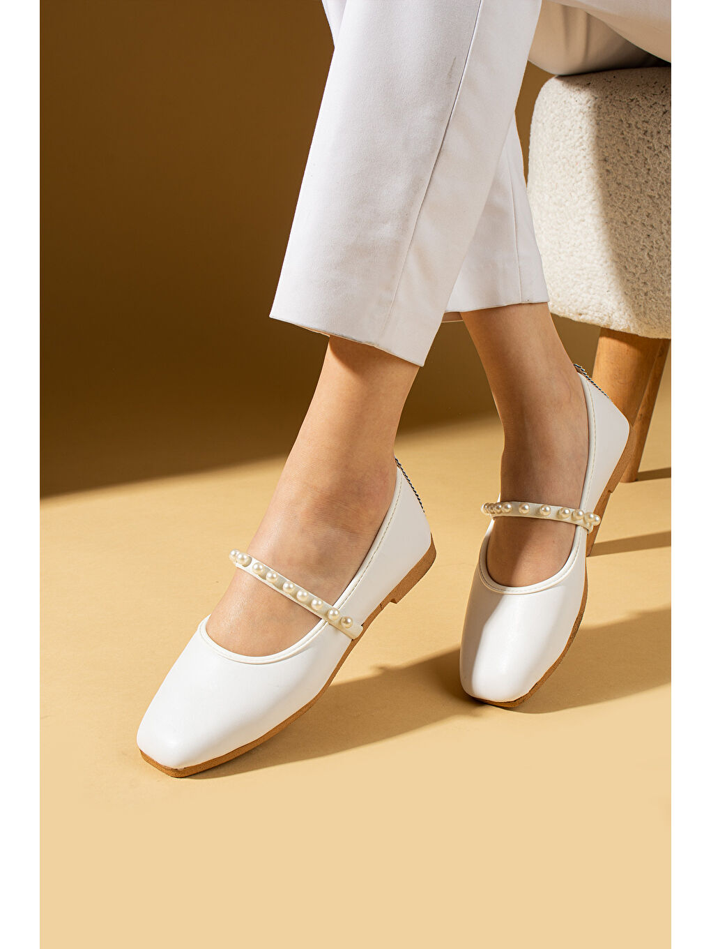 Beyaz Küt Burun İnci Detaylı Tek Bant Hafif Rahat Kalıp Kadın Babet 81-119-25-1