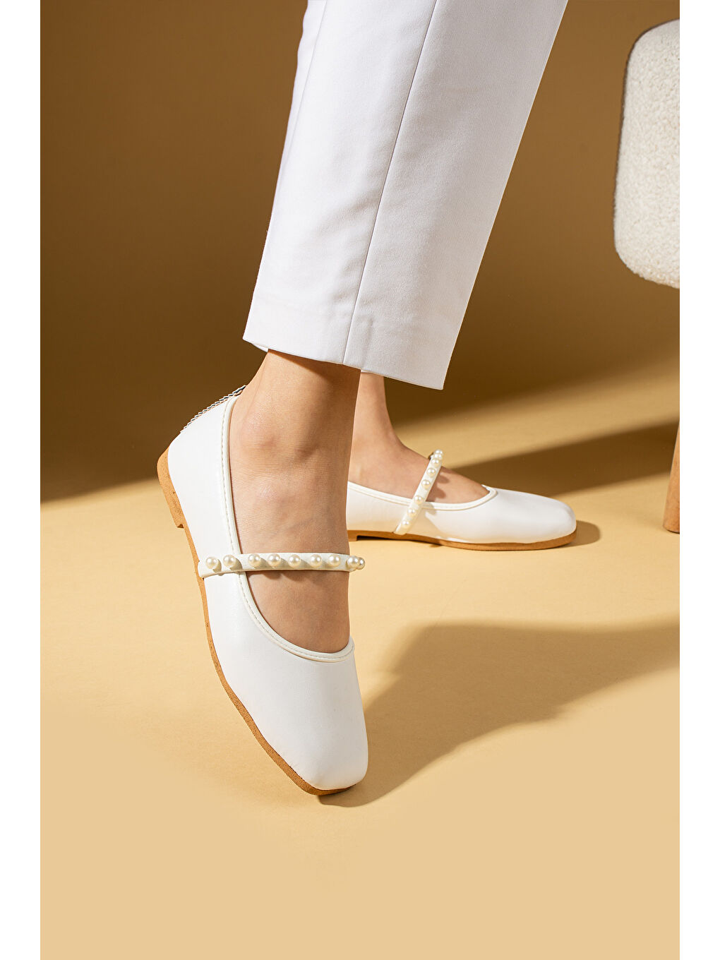 Beyaz Küt Burun İnci Detaylı Tek Bant Hafif Rahat Kalıp Kadın Babet 81-119-25-2