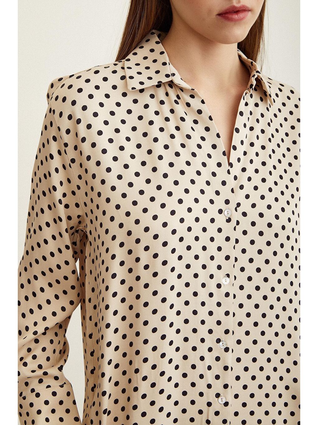 Bej Puantiye Desenli Saten Gömlek-1