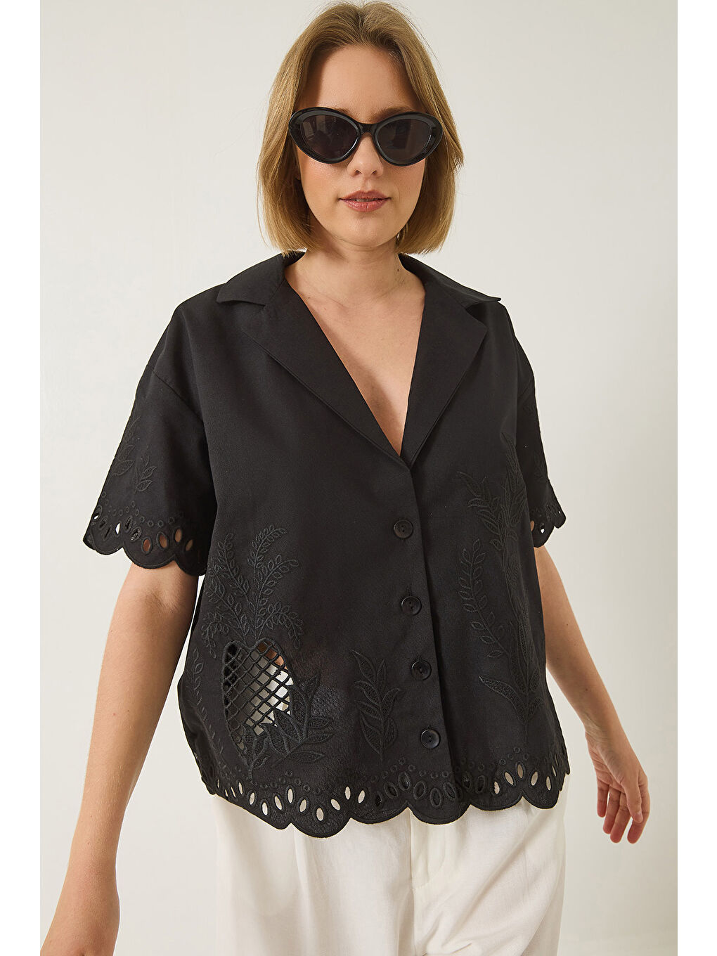 Siyah Kadın Ceket Yaka Ajurlu Kısa Kollu Nakışlı Keten Gömlek