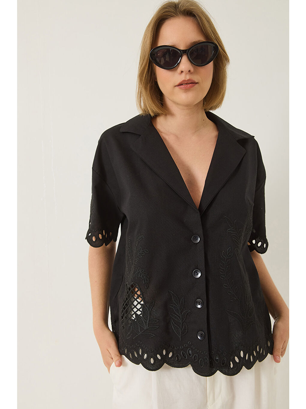 Siyah Kadın Ceket Yaka Ajurlu Kısa Kollu Nakışlı Keten Gömlek-1