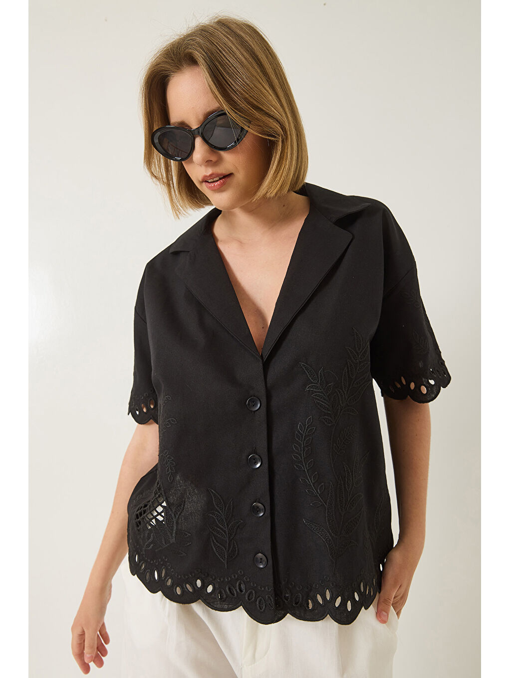 Siyah Kadın Ceket Yaka Ajurlu Kısa Kollu Nakışlı Keten Gömlek-2