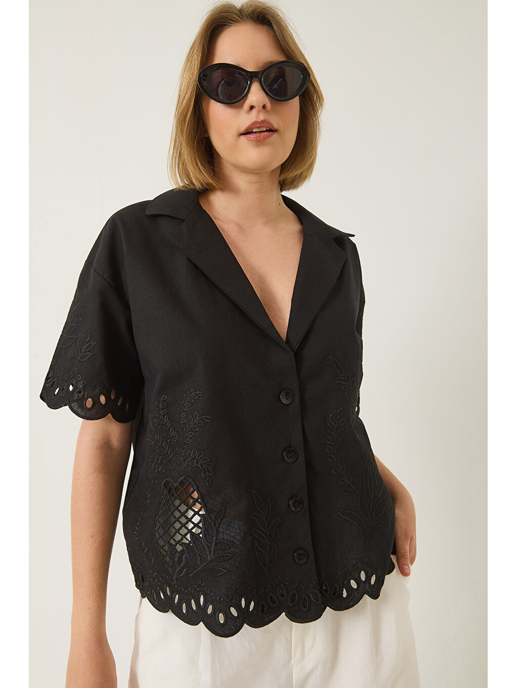 Siyah Kadın Ceket Yaka Ajurlu Kısa Kollu Nakışlı Keten Gömlek-3