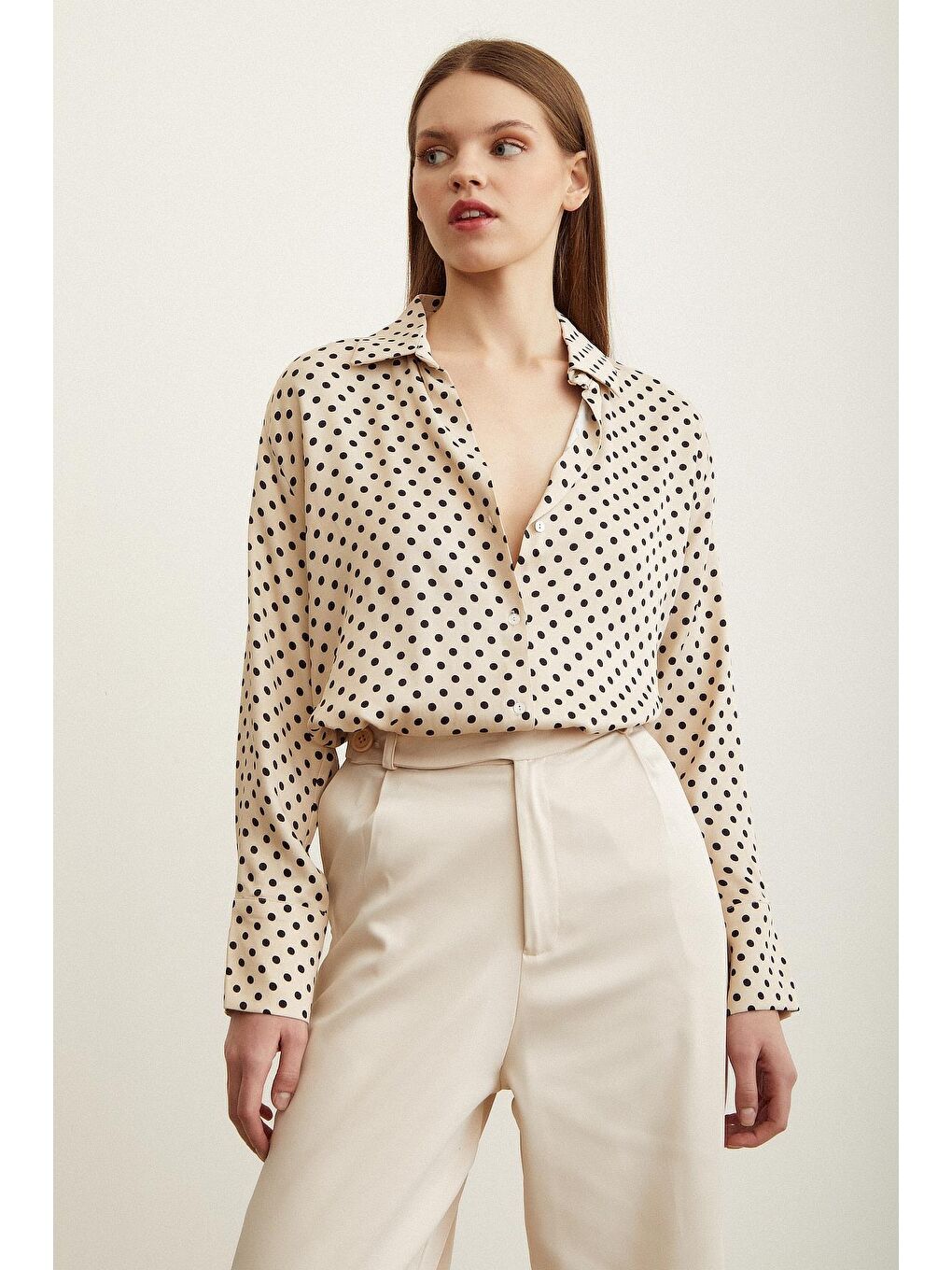 Bej Puantiye Desenli Saten Gömlek-3