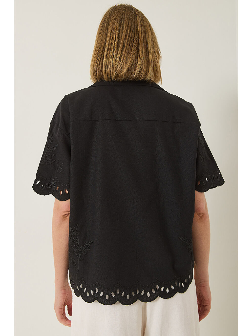 Siyah Kadın Ceket Yaka Ajurlu Kısa Kollu Nakışlı Keten Gömlek-5