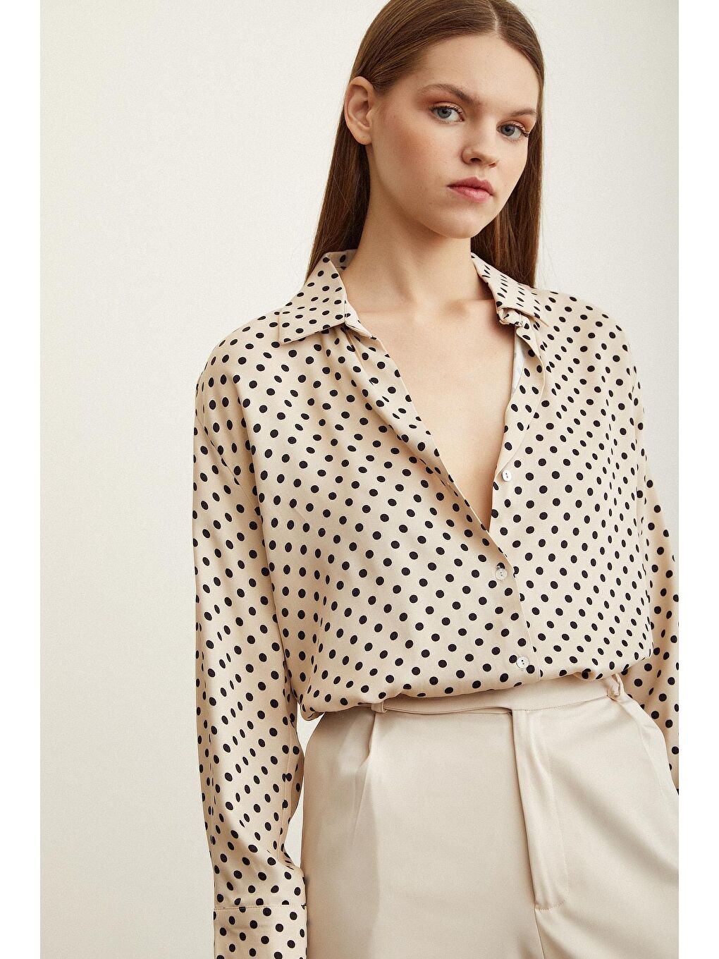 Bej Puantiye Desenli Saten Gömlek-4