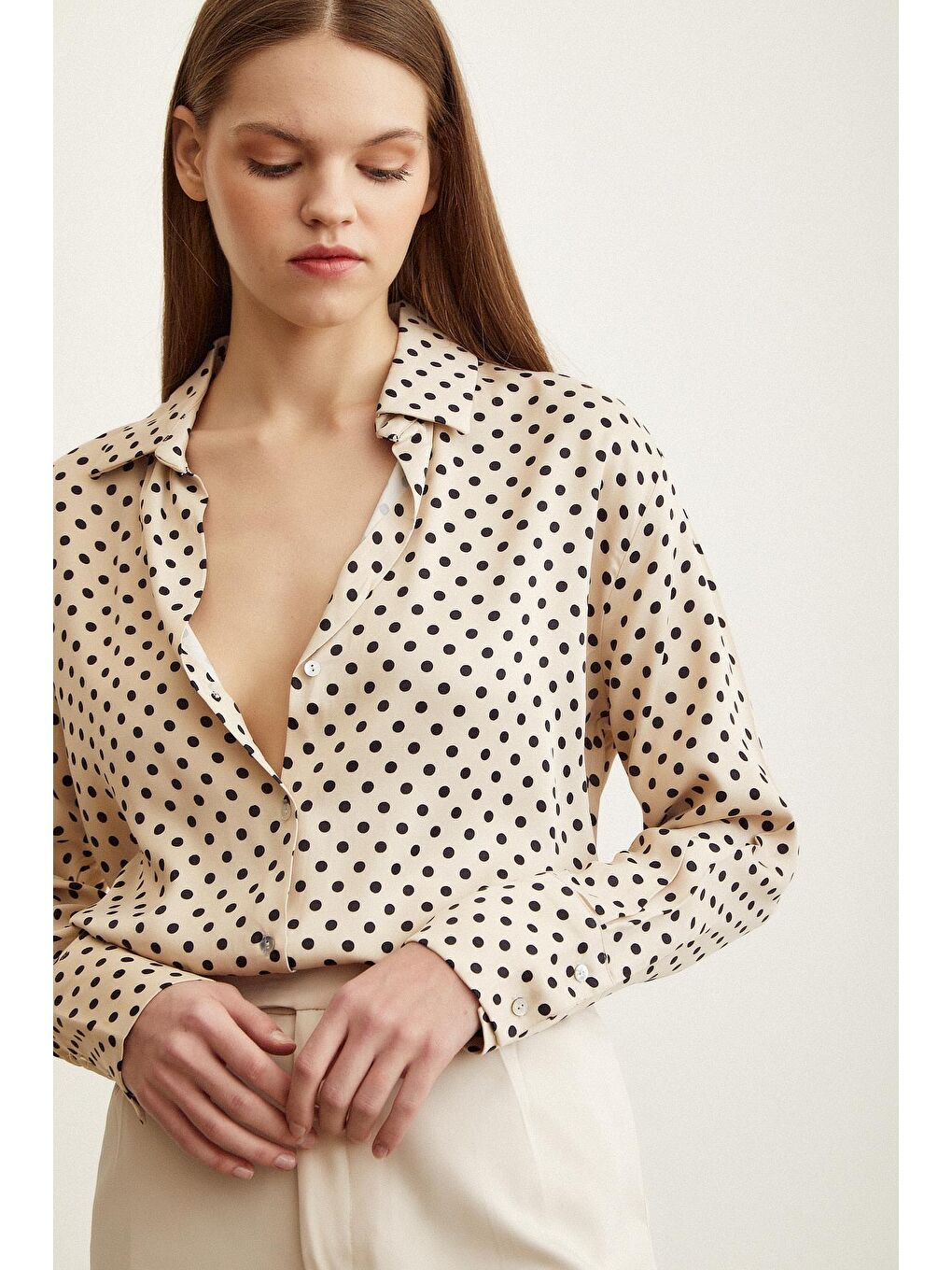 Bej Puantiye Desenli Saten Gömlek-5