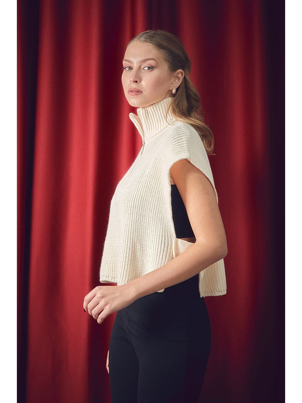 Bej Yarım Fermuarlı Dik Yaka Triko Süveter-1