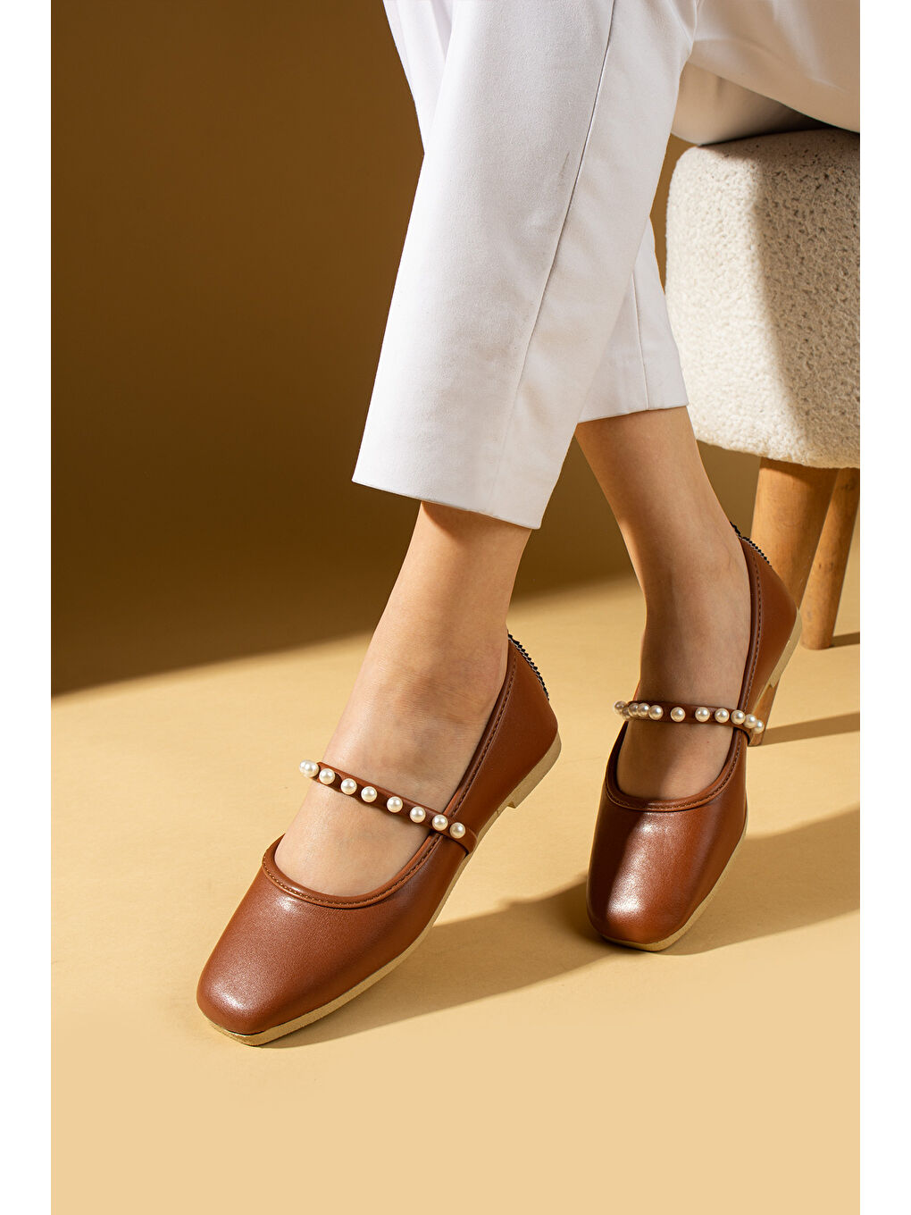 Kahverengi Küt Burun İnci Detaylı Tek Bant Hafif Rahat Kalıp Kadın Babet 81-119-25-1