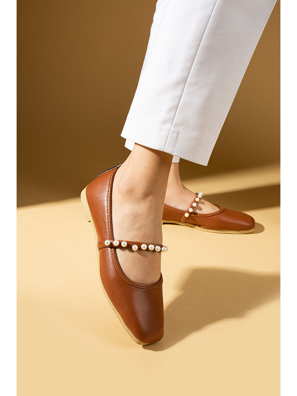 Kahverengi Küt Burun İnci Detaylı Tek Bant Hafif Rahat Kalıp Kadın Babet 81-119-25-2