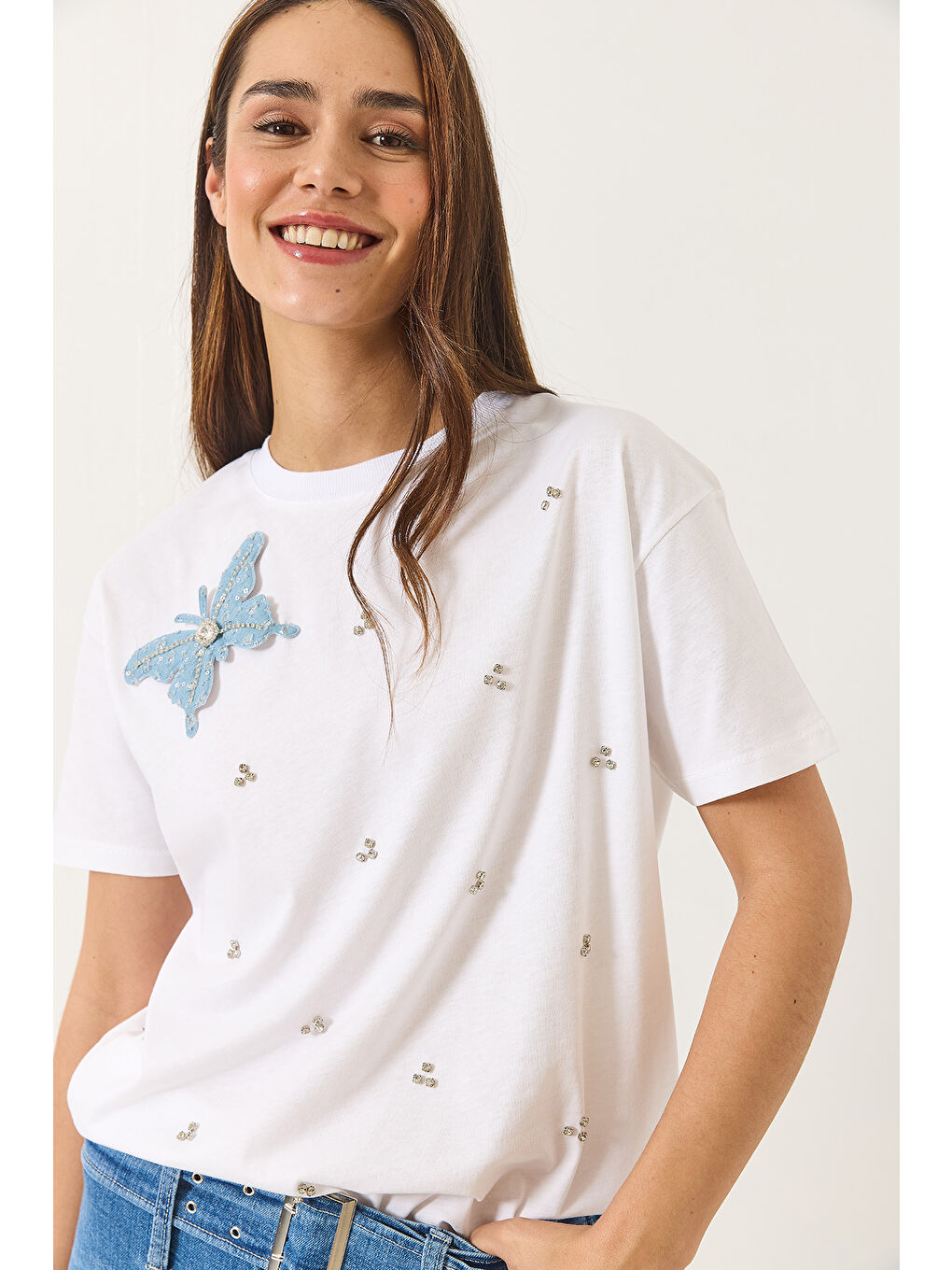 Beyaz Kadın Kelebek Aksesuarlı Taş İşlemeli Kısa Kollu T-Shirt-1