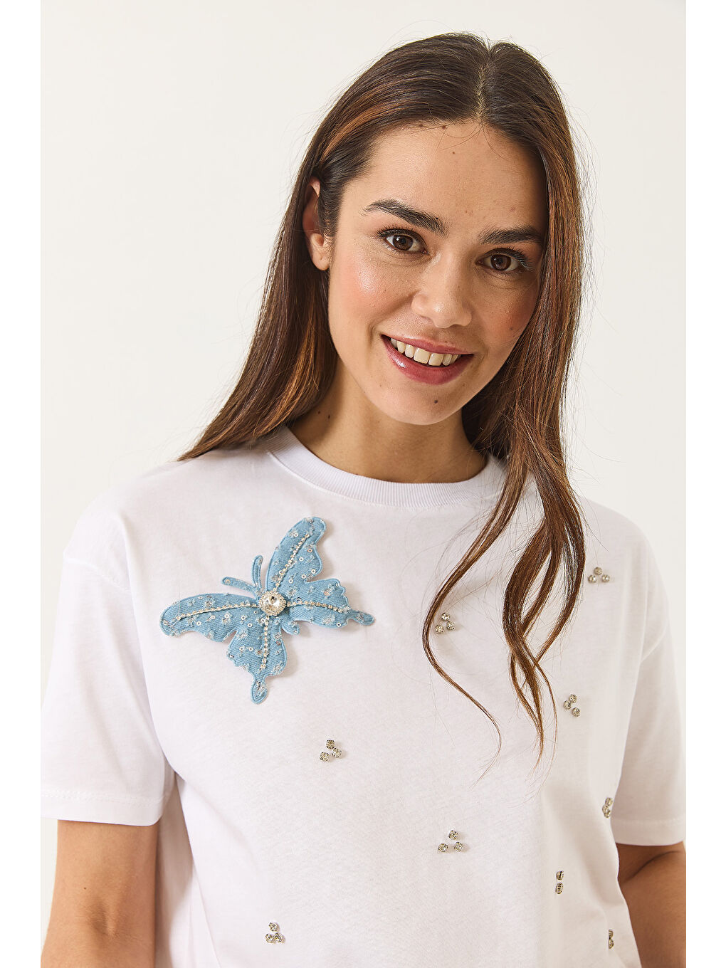 Beyaz Kadın Kelebek Aksesuarlı Taş İşlemeli Kısa Kollu T-Shirt-2