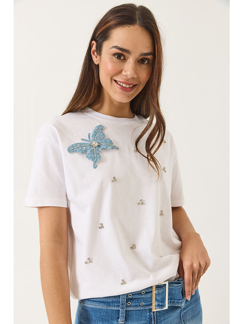 Beyaz Kadın Kelebek Aksesuarlı Taş İşlemeli Kısa Kollu T-Shirt-3