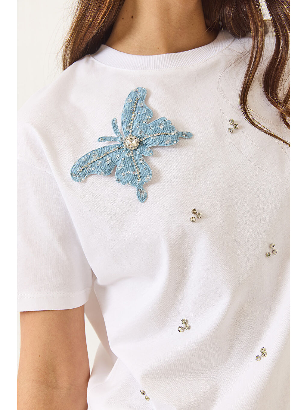 Beyaz Kadın Kelebek Aksesuarlı Taş İşlemeli Kısa Kollu T-Shirt-4