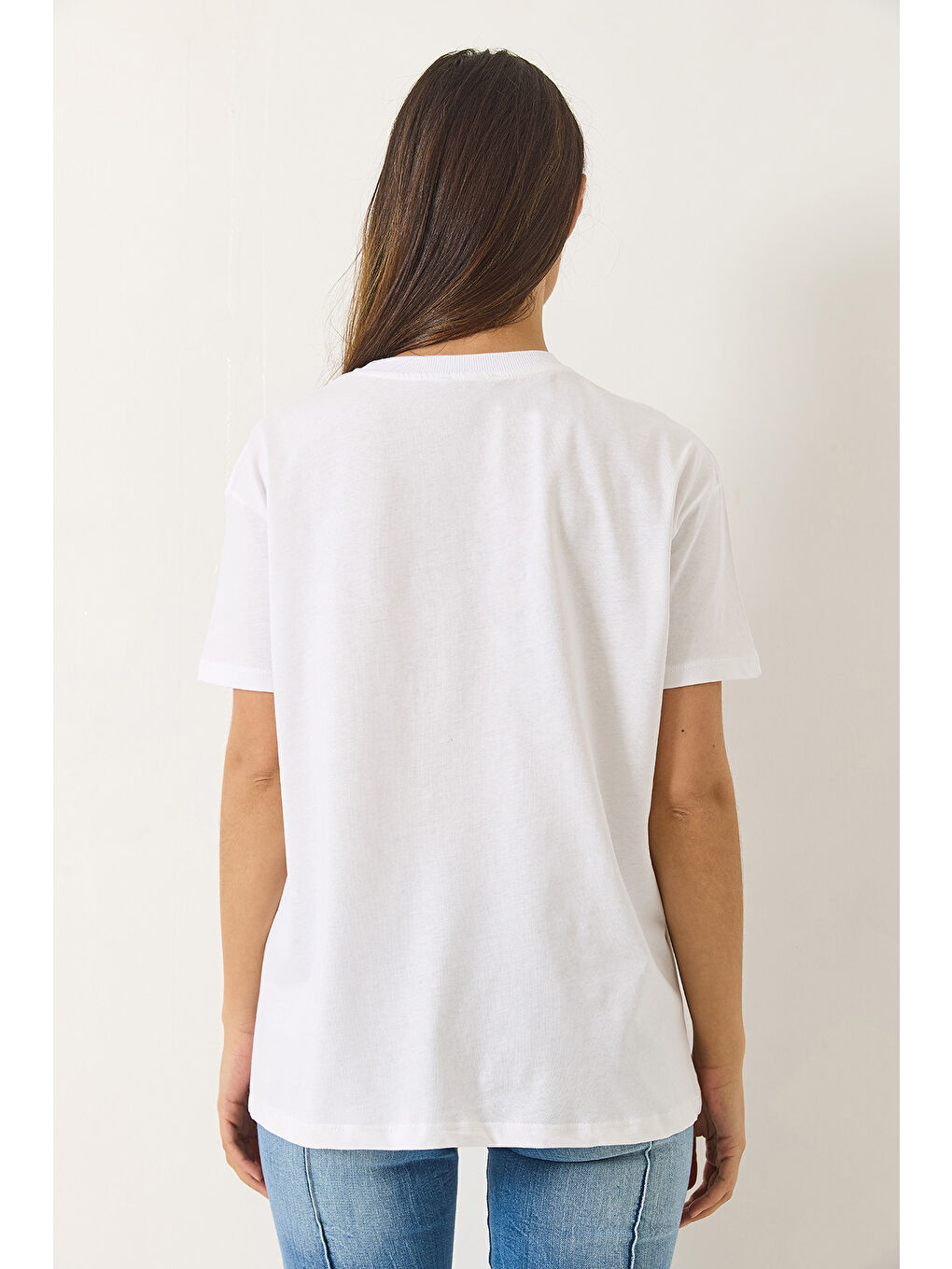 Beyaz Kadın Kelebek Aksesuarlı Taş İşlemeli Kısa Kollu T-Shirt-5