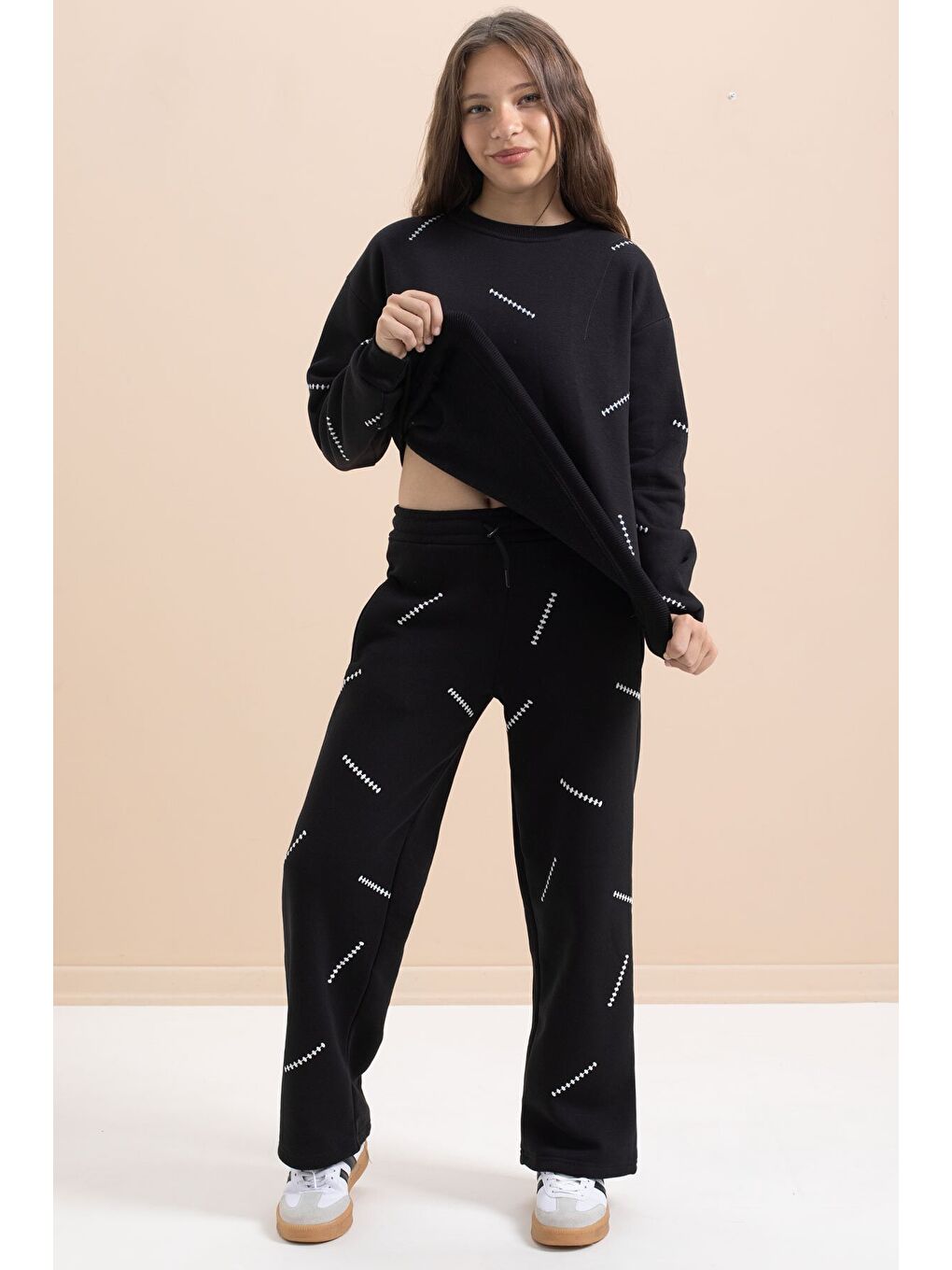 Siyah Kız Çocuk Desenli 3 İplik Şardonlu Geniş Paça Eşofman Takımı 22642-4