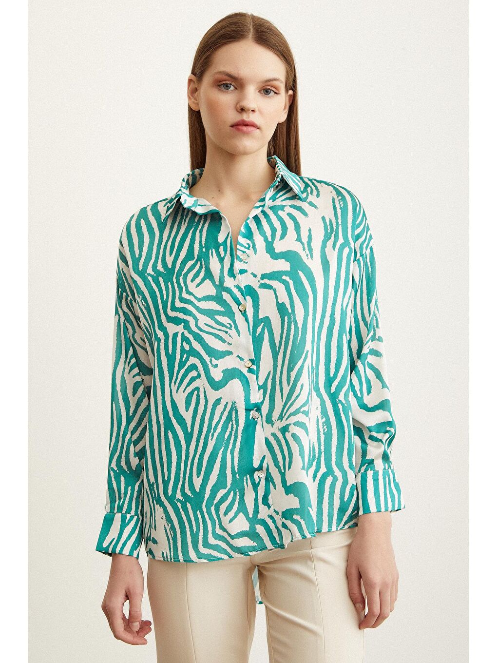 Yeşil Zebra Desen V Yaka Saten Gömlek-1
