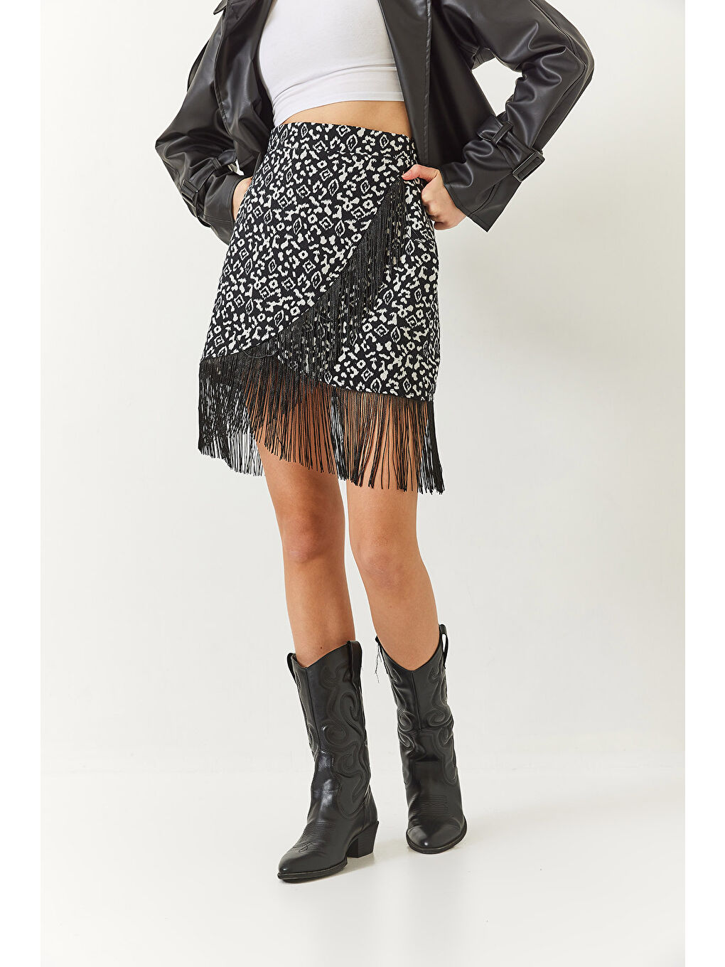 Siyah Kadın Anvelop Detaylı Desenli Püsküllü Etek DE-2