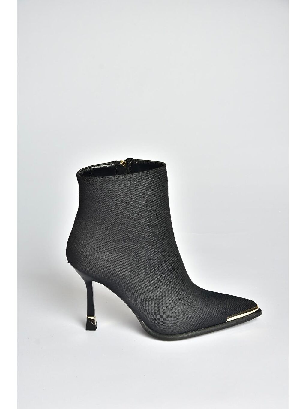 Siyah Kadın Bot V820200504