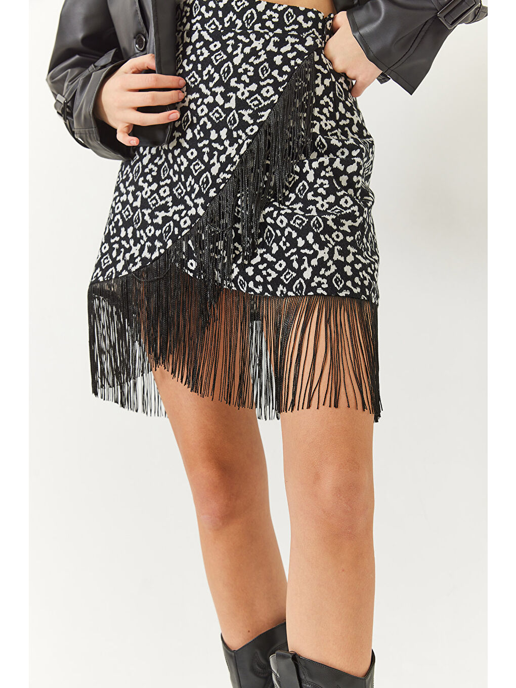 Siyah Kadın Anvelop Detaylı Desenli Püsküllü Etek DE-4