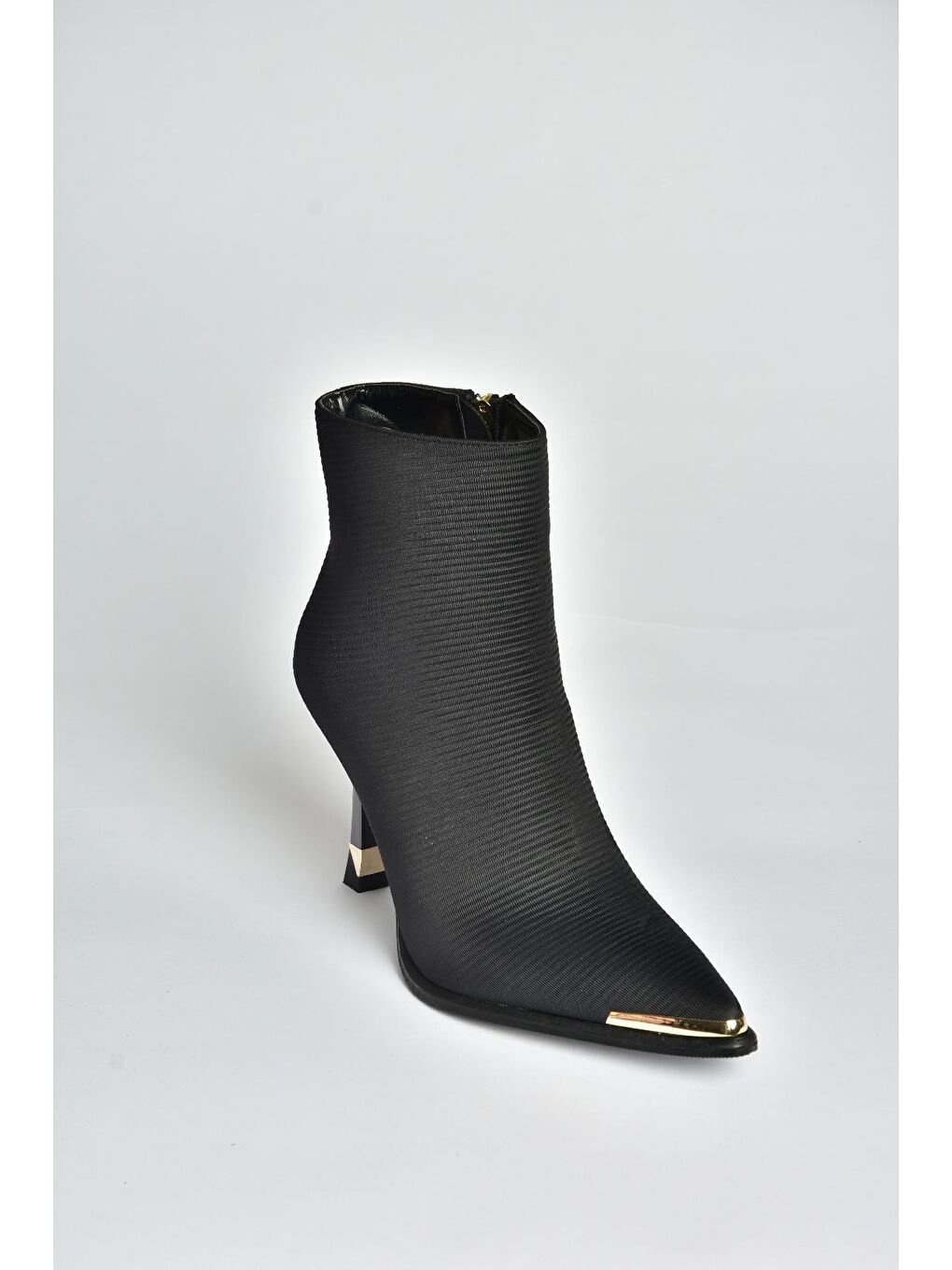 Siyah Kadın Bot V820200504-1