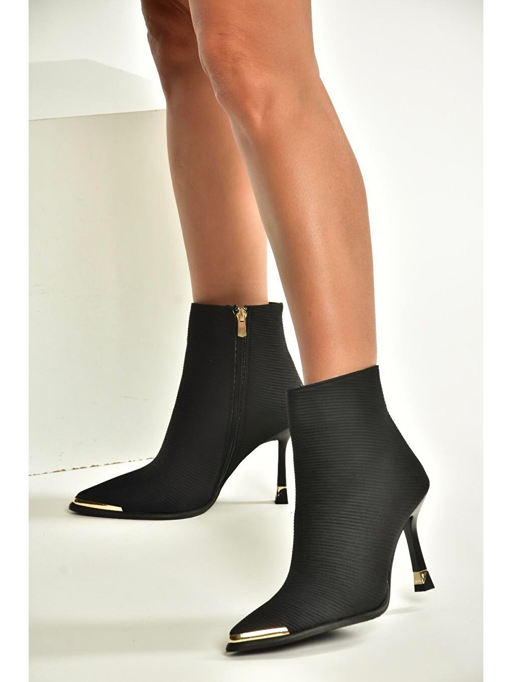 Siyah Kadın Bot V820200504-2