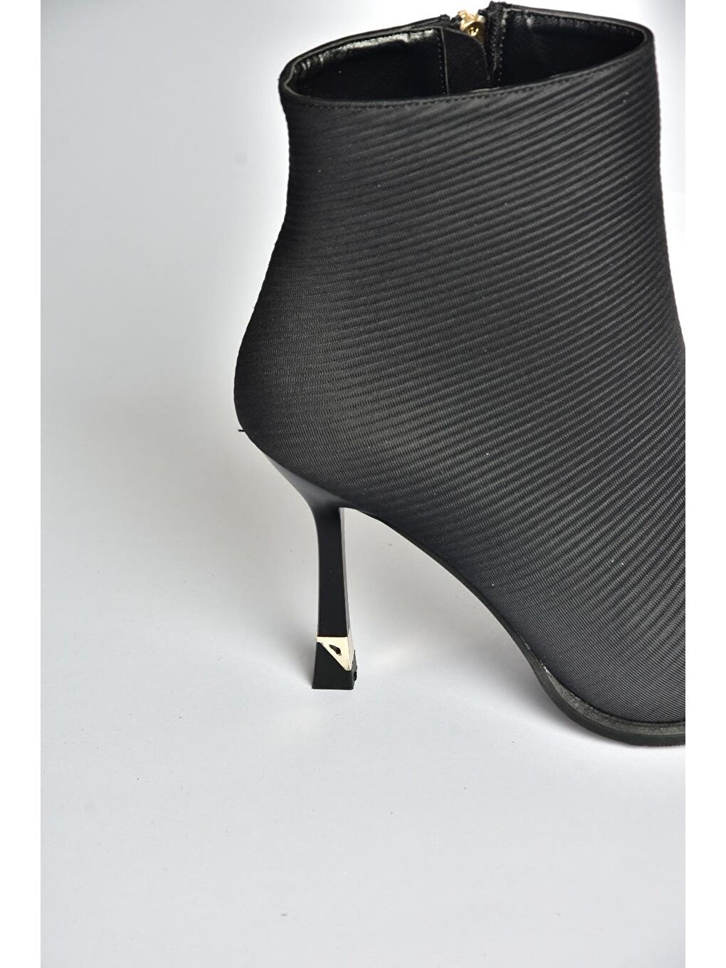 Siyah Kadın Bot V820200504-3