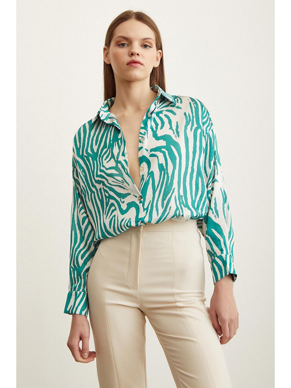 Yeşil Zebra Desen V Yaka Saten Gömlek-3