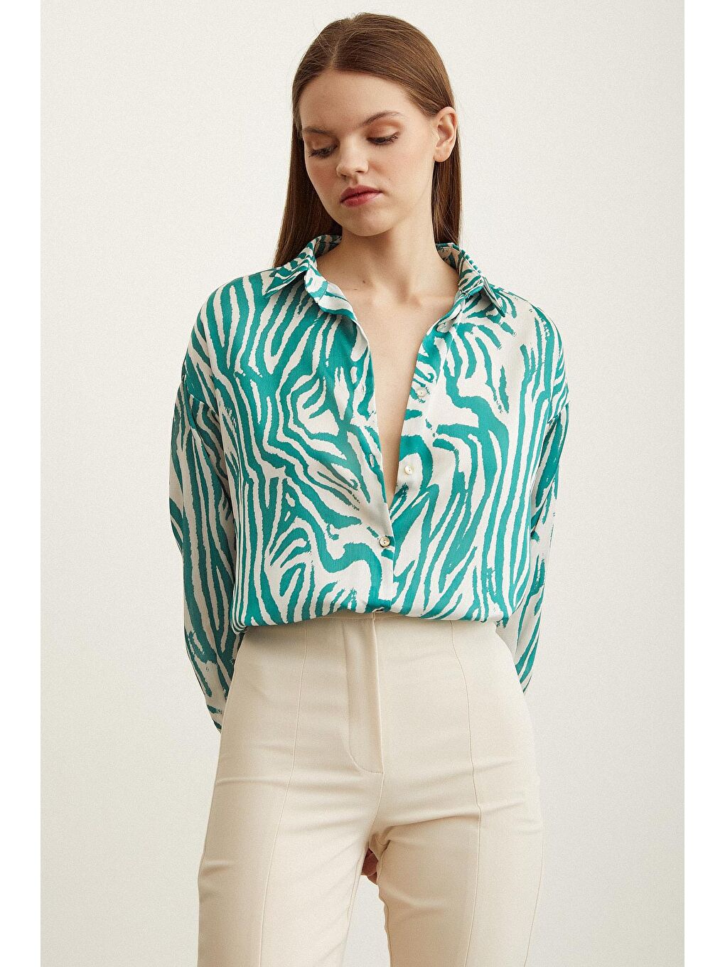 Yeşil Zebra Desen V Yaka Saten Gömlek-4