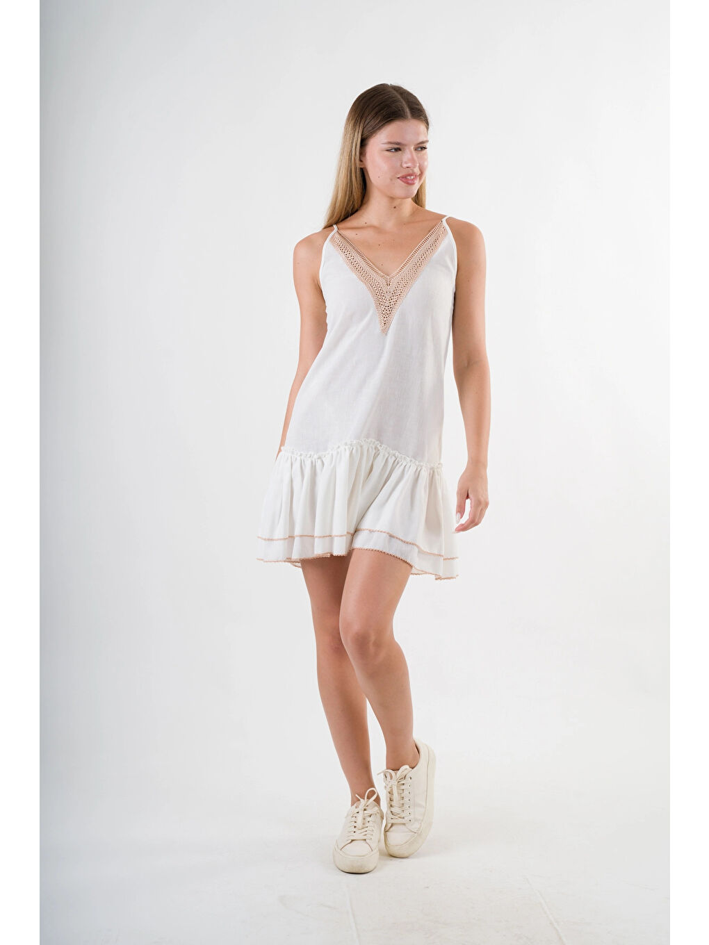 Kadın Beyaz V Yaka İp Askılı Eteği Pileli Güpür Detaylı Elbise HZL24S-YY244