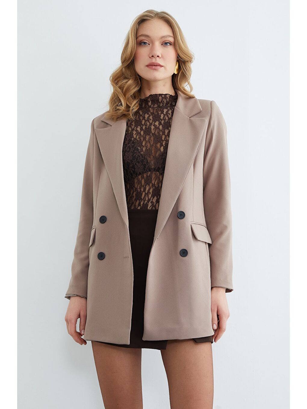 Bej Kemerli Kruvaze Yaka Düğmeli Ceket