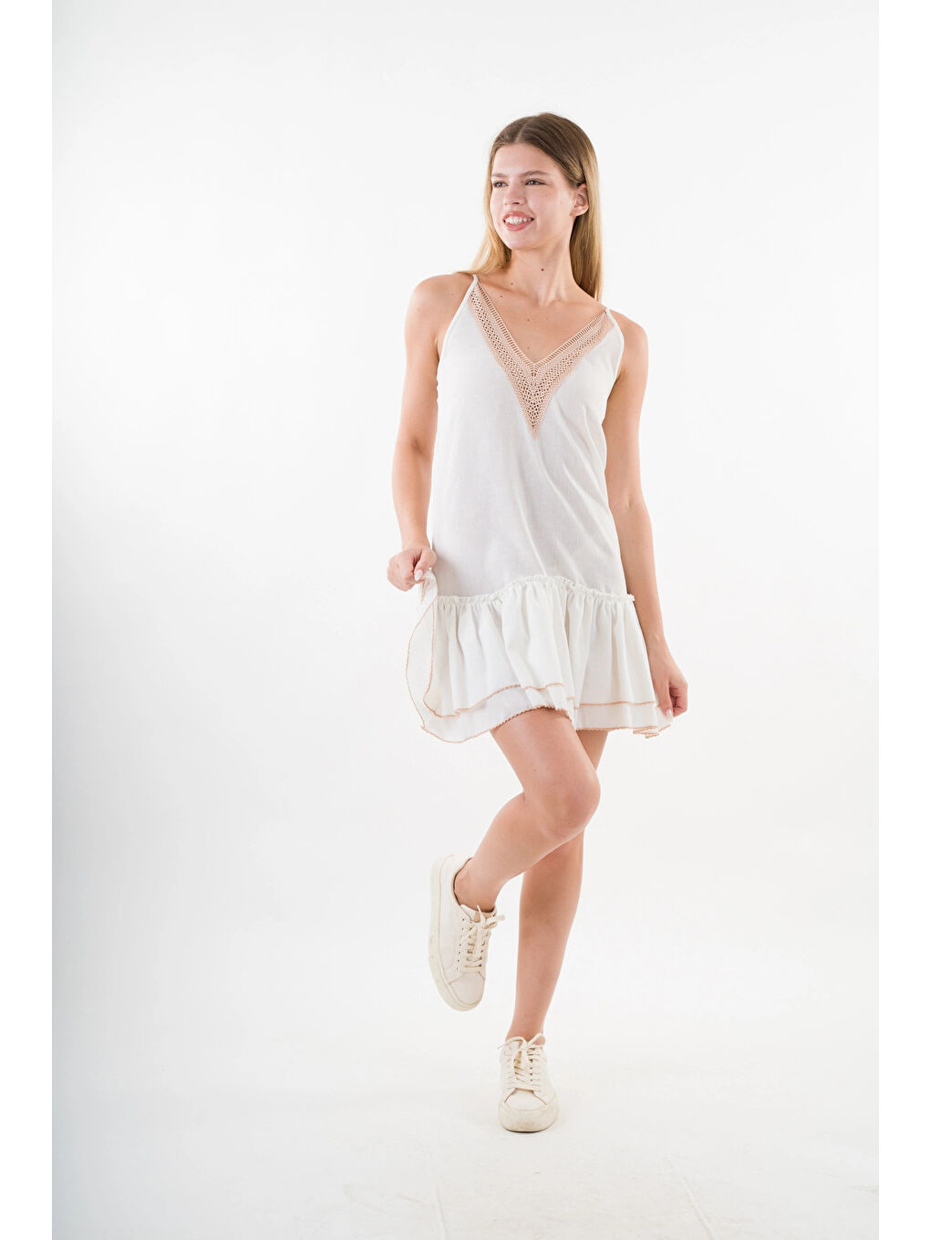 Kadın Beyaz V Yaka İp Askılı Eteği Pileli Güpür Detaylı Elbise HZL24S-YY244-1