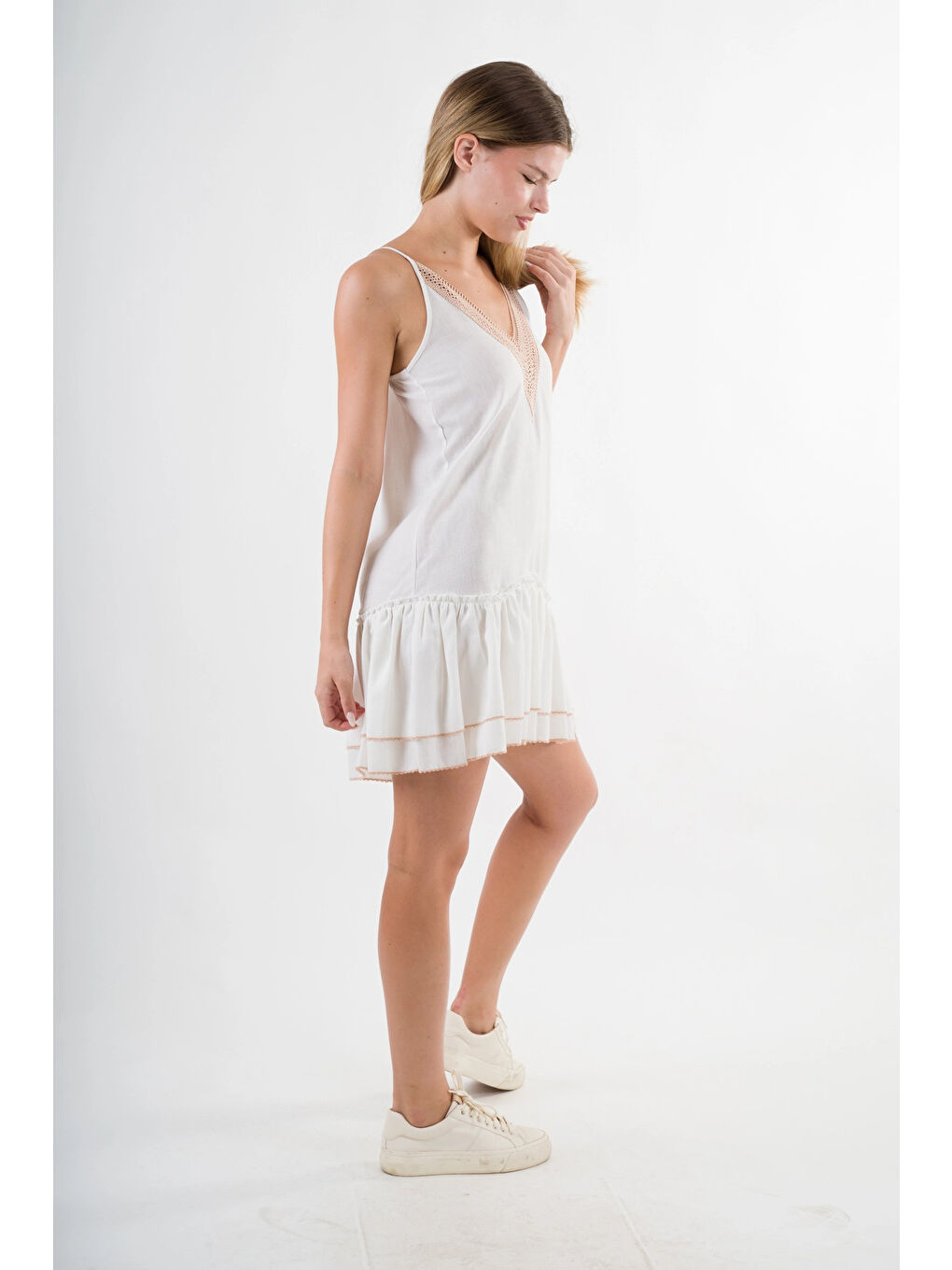 Kadın Beyaz V Yaka İp Askılı Eteği Pileli Güpür Detaylı Elbise HZL24S-YY244-2