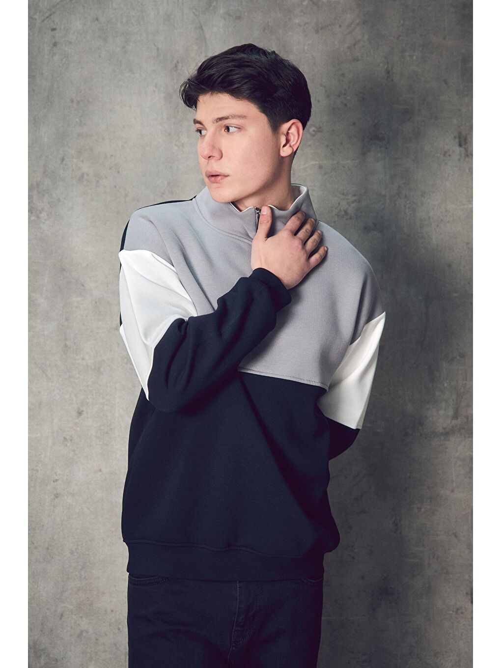 Siyah 3 İplik Renk Bloklu Yarım Fermuarlı Dik Yaka Sweatshirt-1