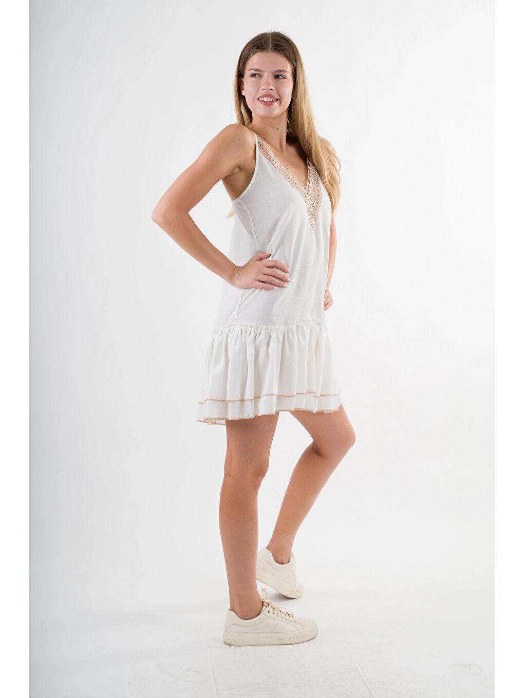 Kadın Beyaz V Yaka İp Askılı Eteği Pileli Güpür Detaylı Elbise HZL24S-YY244-3