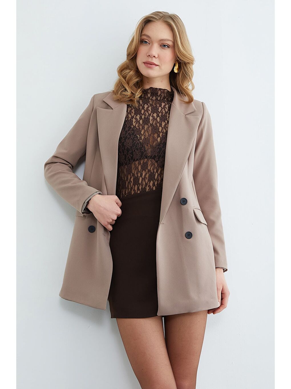 Bej Kemerli Kruvaze Yaka Düğmeli Ceket-1