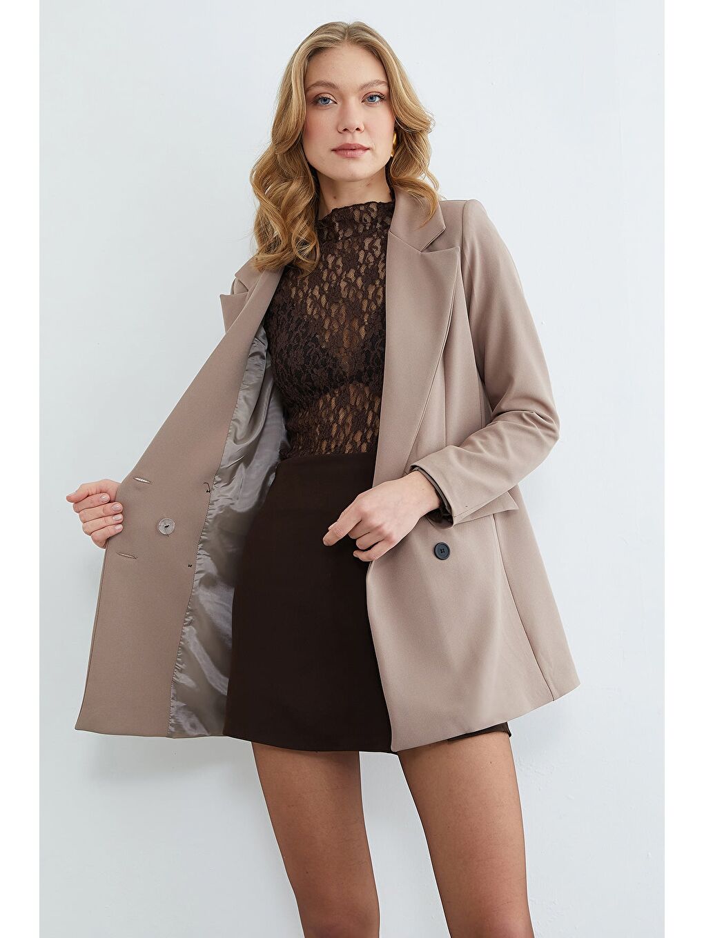 Bej Kemerli Kruvaze Yaka Düğmeli Ceket-4